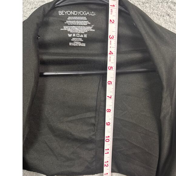 Beyond Yoga Infinity Scarf Zip Cell Phone Pocket Wrap Tie Knot Black NWOT - Picture 5 of 6